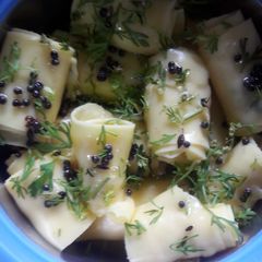 A picture of Dahi-khandvi.