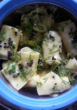 A picture of Dahi-khandvi.