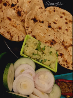 गेहूं और बेसन की रोटी (Gehu aur besan ki roti recipe in Hindi) रेसिपी मुख्य फोटो