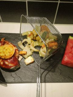 Barbecue csirke édesburgonya chipssel, zellerrel és cukkínivel recept fotója