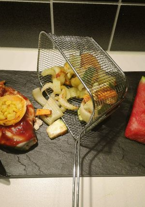 Barbecue csirke édesburgonya chipssel, zellerrel és cukkínivel recept fotója