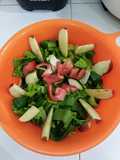 Ensalada de vegetales y gajos de manzana