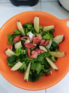 Una foto de Ensalada de vegetales y gajos de manzana