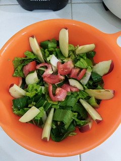 Una foto de Ensalada de vegetales y gajos de manzana