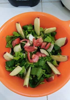 Una foto de Ensalada de vegetales y gajos de manzana