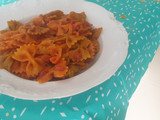 Macarrones con chorizo, bacon y tomate