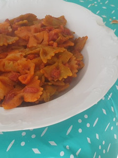 Una foto de Macarrones con chorizo, bacon y tomate