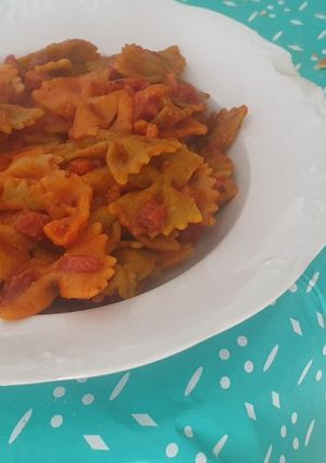 Una foto de Macarrones con chorizo, bacon y tomate