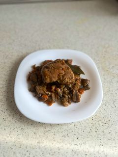 Una foto de Pechuga de pollo con champiñones y apio