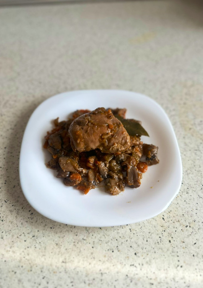 Una foto de Pechuga de pollo con champiñones y apio