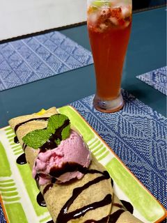 Una foto de Crepa dulce con frutas y helado 🥭