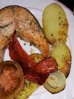 Una foto de Salmón en cama