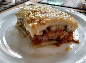 Una foto de Moussaka Griega