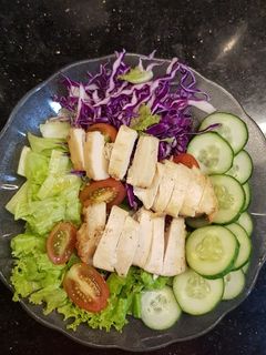 Hình của món Salad ức gà áp chảo.