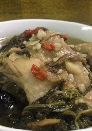 Hình của món Gà hầm lá ngải, thuốc bắc.
