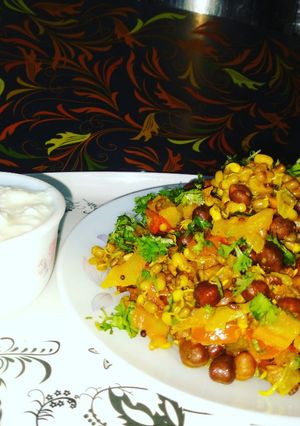 मिश्र कडधान्याची मोड काढलेली उसळ (mix sprout usal recipe in marathi) रेसिपी चे मुख्य फोटो 