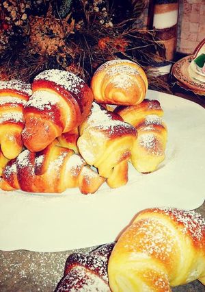 O poză a rețetei Cornuri pufoase cu magiun și nucă.