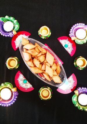 શકકરપારા(Sakkarpara Recipe in Gujarati) રેસીપી મુખ્ય ફોટો