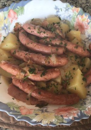 Una foto de Guisado de papas y salchichas
