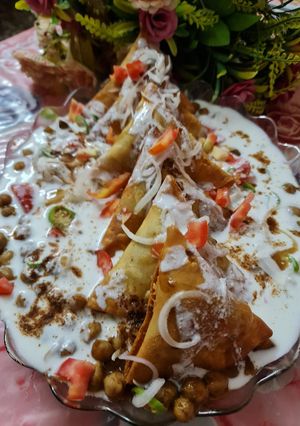 A picture of Samosa chaat.