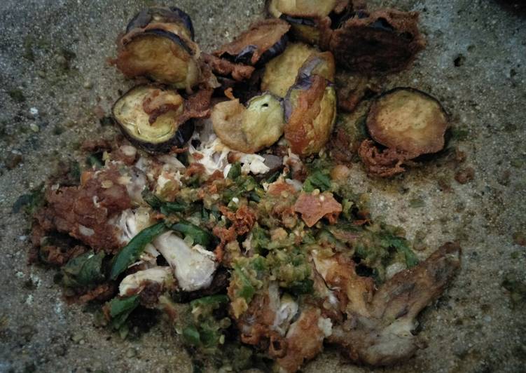 Bahan memasak Ayam geprek cabe hijau dan terong goreng, Lezat Sekali