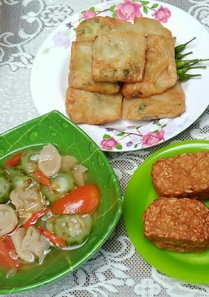 Foto resep Sayur oyong,martabak telur dan tempe goreng