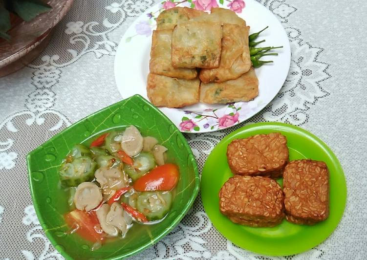 Sayur oyong,martabak telur dan tempe goreng