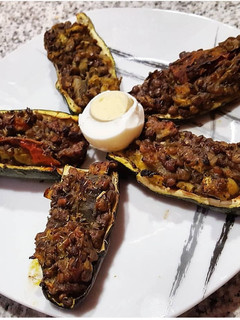 Una foto de Calabacines rellenos de lentejas al horno