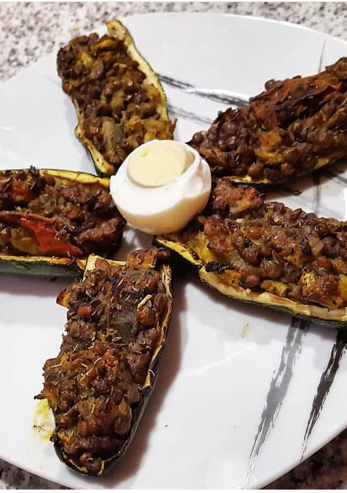 Una foto de Calabacines rellenos de lentejas al horno