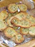 Pan al ajo y orégano en pepita de uva
