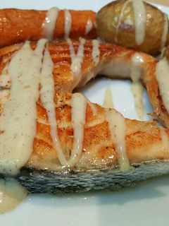 Una foto de Salmón con salsa de mostaza y miel