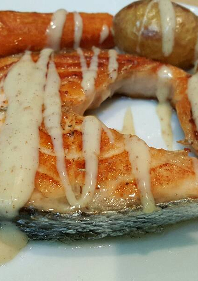 Una foto de Salmón con salsa de mostaza y miel
