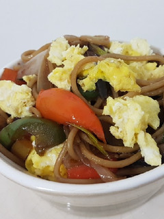 Una foto de Fideos con salteado de vegetales