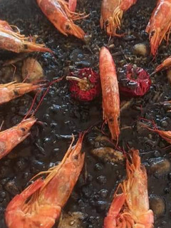 Una foto de Arroz negro con sepia y gambas