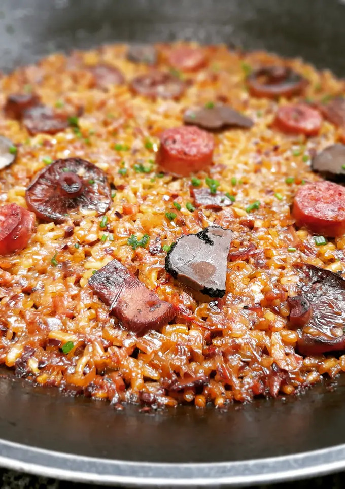 Una foto de Arroz de butifarra, rovellons y trufa