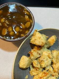 Una foto de Pollo satay con salsa de cacahuetes