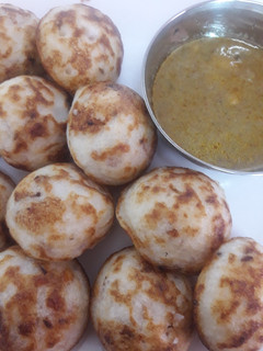 வெங்காய பணியாரம் (Onion Paniyaram Recipe in Tamil) செய்முறை முக்கிய புகைப்படம்