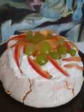 Pavlova con pesche nettarine e uva