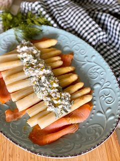 Una foto de Espárragos blancos con salmón y salsa de eneldo fresco