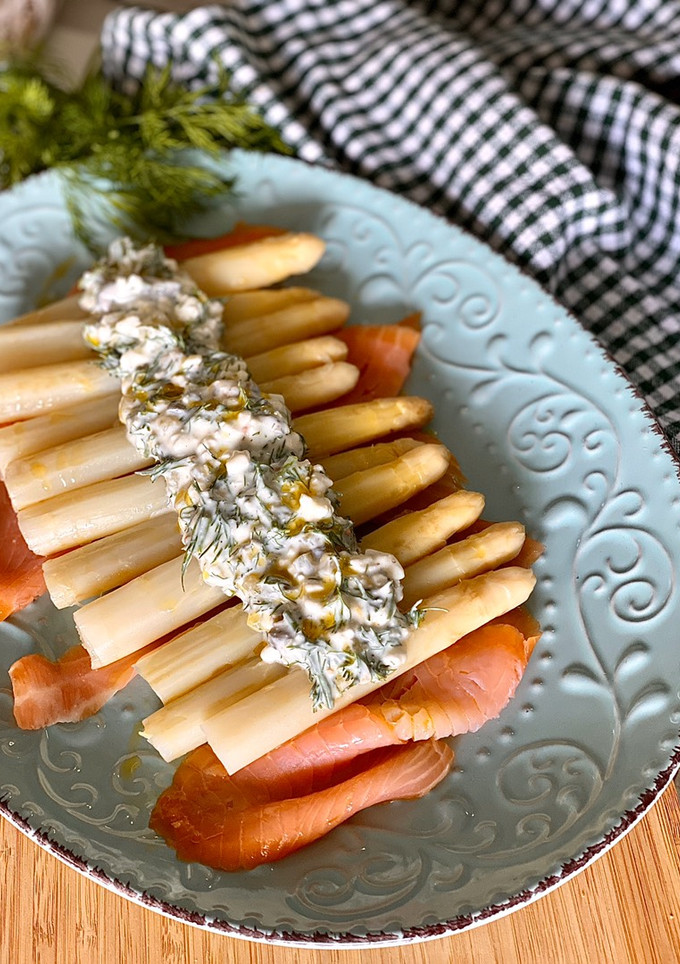 Una foto de Espárragos blancos con salmón y salsa de eneldo fresco