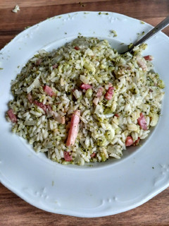 Una foto de Arroz con brócoli y bacon