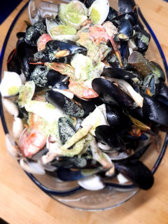 Una foto de Mariscada al vapor de vino blanco. (Vaporada o marisco al vapor)