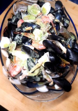Una foto de Mariscada al vapor de vino blanco. (Vaporada o marisco al vapor)