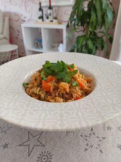 Una foto de Arroz con atún y verduras
