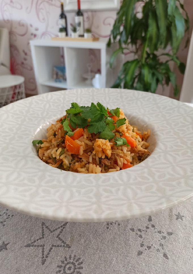 Una foto de Arroz con atún y verduras