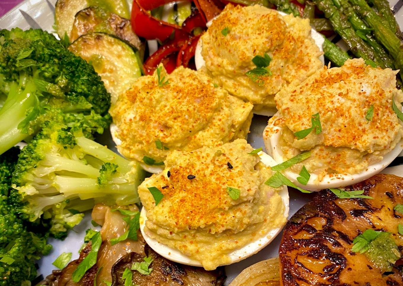 Huevos Rellenos de aguacate y atún