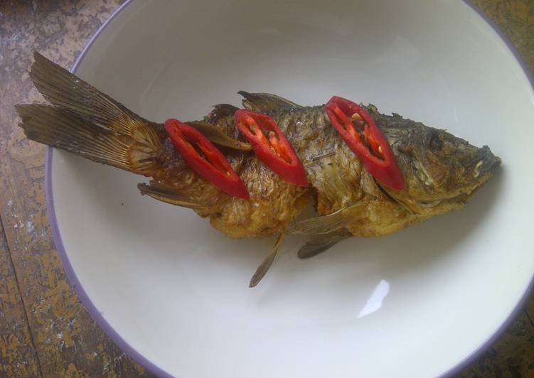 Rahasia Membuat Ikan mas goreng/ fried fish yang Lezat Sekali!