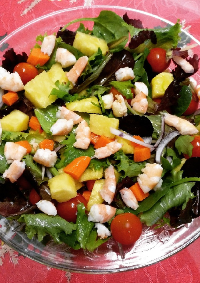 Una foto de Ensalada de piña y gambas