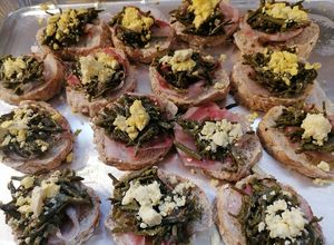 Foto di Crostini  mimosa con pane ai cereali pancetta toscana, asparagi di monte e tuorlo di uovo sodo