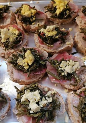 Foto di Crostini  mimosa con pane ai cereali pancetta toscana, asparagi di monte e tuorlo di uovo sodo